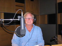 Sprecher Heinz Hofmann bei der Arbeit im Tonstudio.